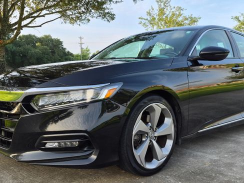 Used 2018 Honda Accord Touring image 6