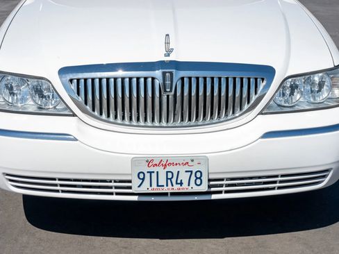 Used 2008 Lincoln Town Car Signature Limited RWD image 11