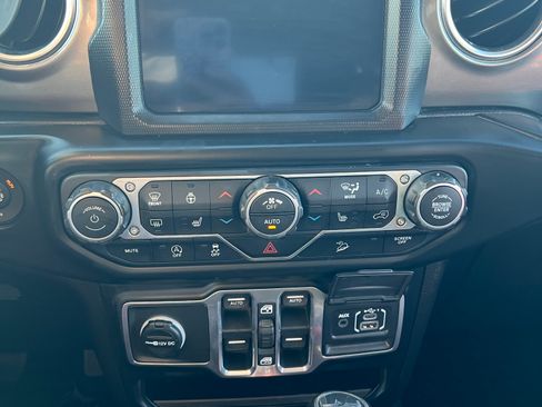 Used 2018 Jeep Wrangler Unlimited Sahara image 20