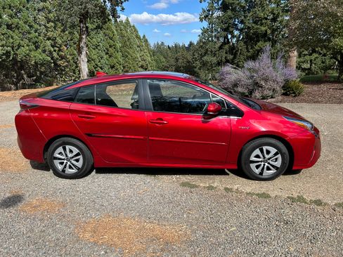 Used 2016 Toyota Prius Four w/ Advanced Technology Package FWD image 2