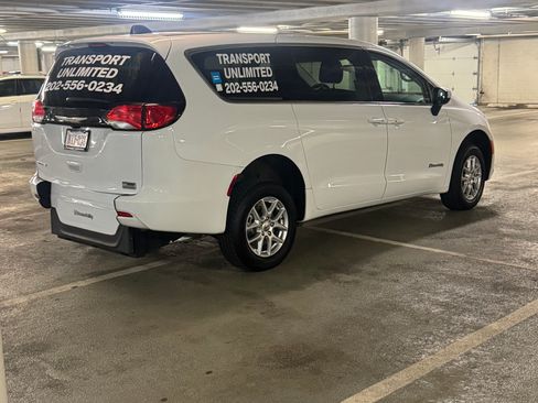 Used 2022 Chrysler Voyager LX image 4