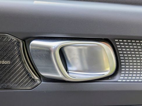 Used 2022 Volvo XC40 T5 R-Design image 30