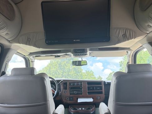 Used 2009 GMC Savana 1500 AWD w/ Preferred Equipment Group image 8