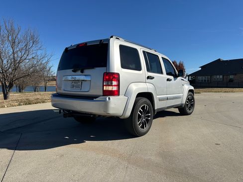 Used 2012 Jeep Liberty Limited Jet w/ Comfort/Convenience Group image 2