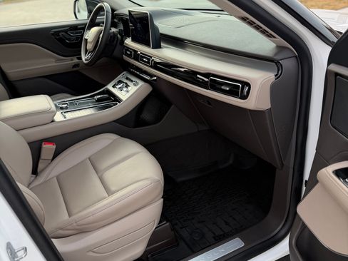 Used 2023 Lincoln Aviator AWD w/ Premium Package image 8