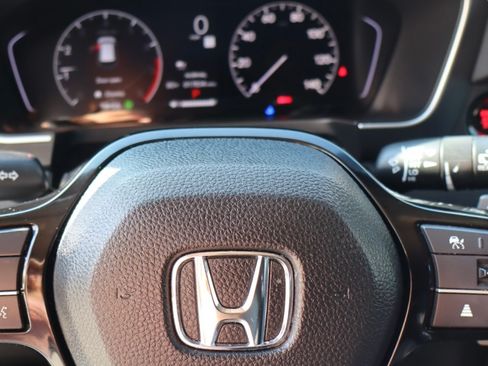 Used 2025 Honda Pilot Touring image 11