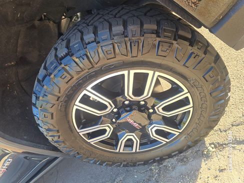 Used 2023 GMC Sierra 2500 AT4 w/ AT4 Premium Plus Package image 11