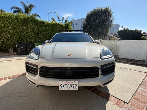 Used 2023 Porsche Cayenne AWD/4WD image 2