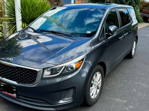 Used 2017 Kia Sedona LX FWD image 1