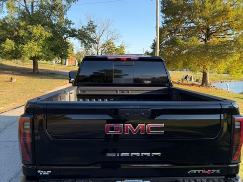 Used 2025 GMC Sierra 2500 AT4X image 5