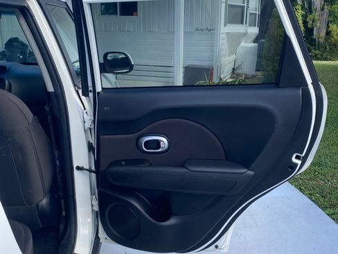 Used 2015 Kia Soul image 11