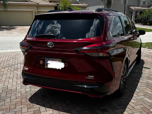 Used 2021 Toyota Sienna XSE FWD image 5