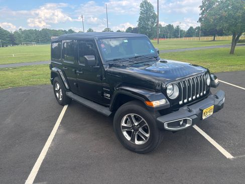 Used 2018 Jeep Wrangler Unlimited Sahara w/ Dual Top Group AWD/4WD image 8