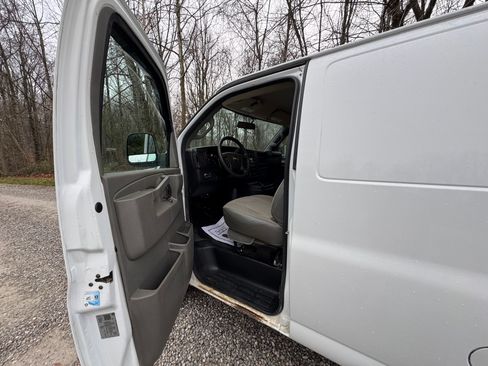 Used 2018 Chevrolet Express 2500 w/ Driver Convenience Package image 9