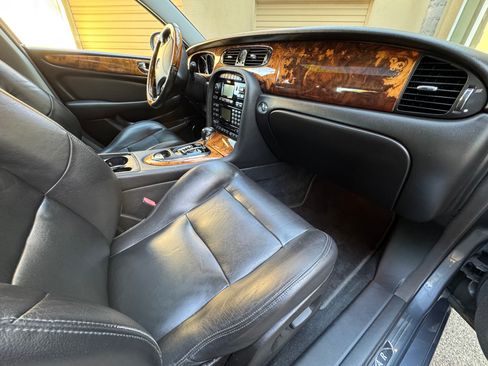 Used 2005 Jaguar XJ8 image 15