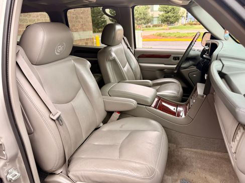 Used 2005 Cadillac Escalade ESV AWD image 19