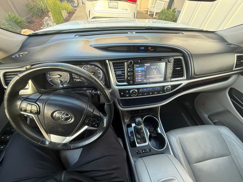 Used 2014 Toyota Highlander Limited image 12
