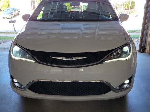 Used 2017 Chrysler Pacifica Touring-L image 13