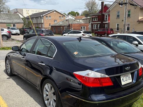 Used 2009 Hyundai Genesis 3.8 w/ Technology Pkg 4 RWD image 2