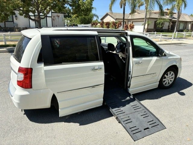 Used 2012 Chrysler Town & Country Touring-L w/ Trailer Tow Group FWD image 1