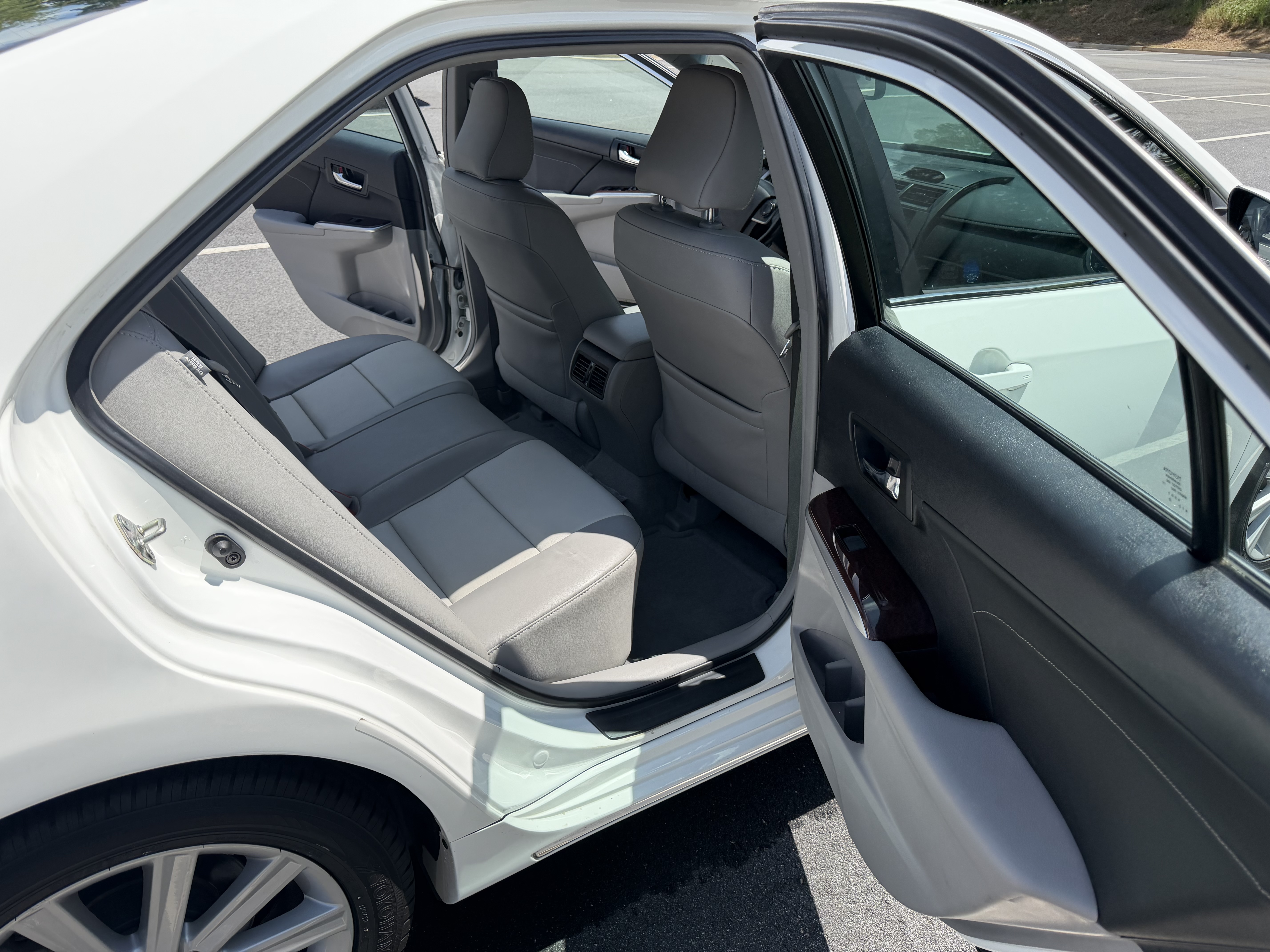Used 2014 Toyota Camry XLE w/ Leather Package FWD image 9