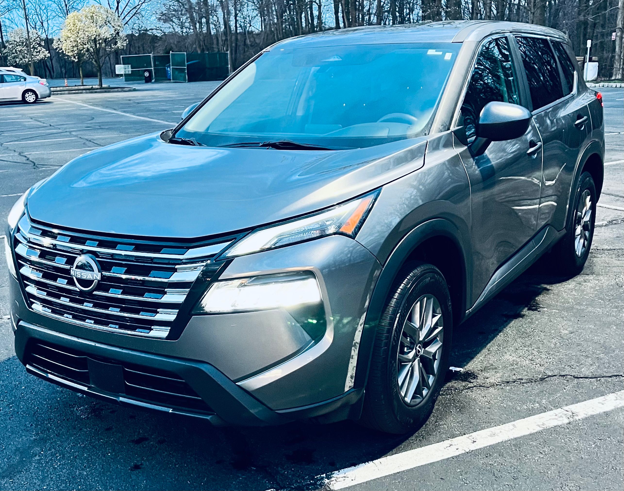 Used 2024 Nissan Rogue S AWD/4WD image 2