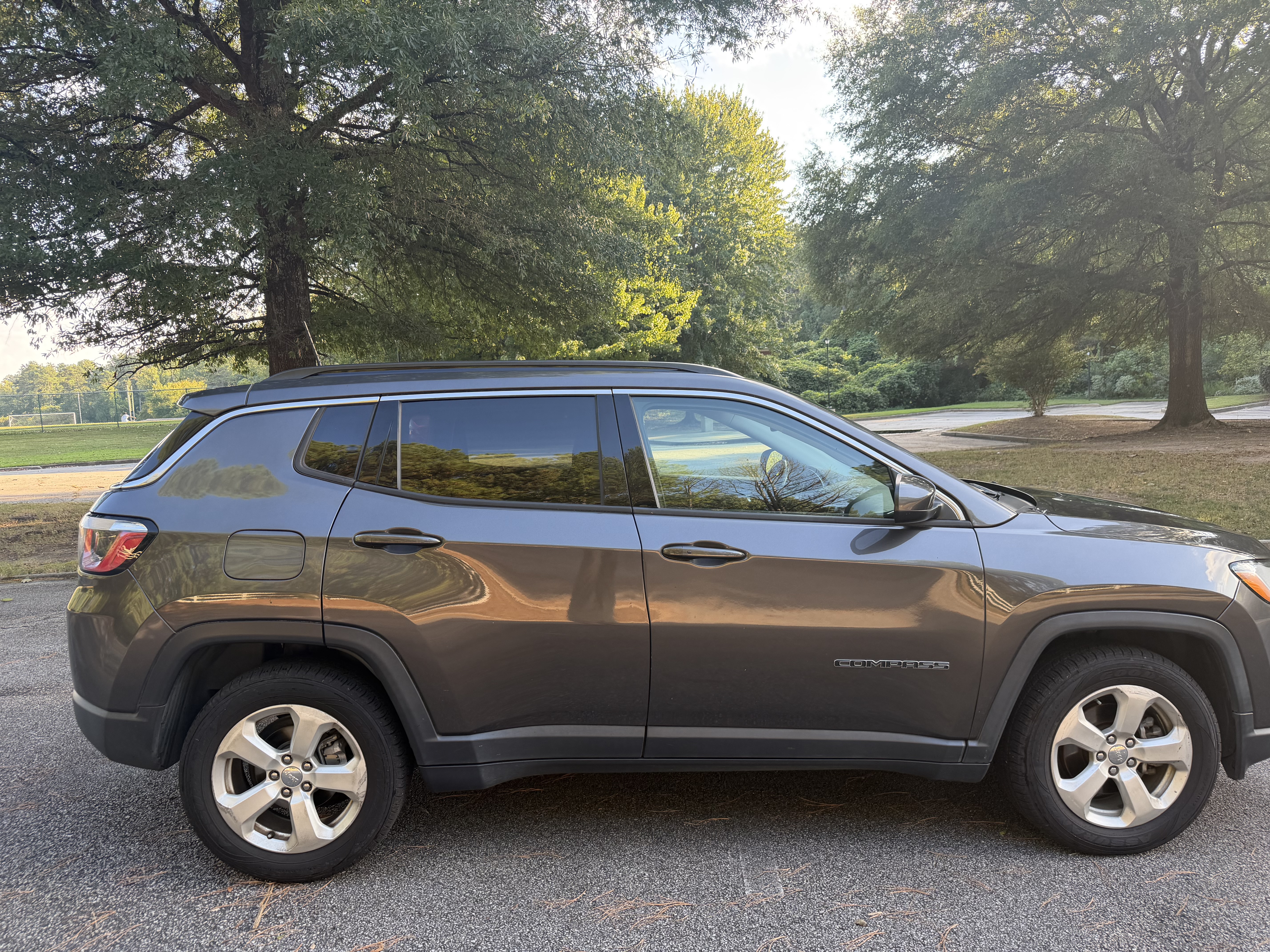Used 2018 Jeep Compass Latitude w/ Popular Equipment Group FWD image 2