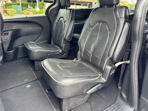 Used 2020 Chrysler Pacifica Limited w/ Advanced Safetytec Group FWD image 10
