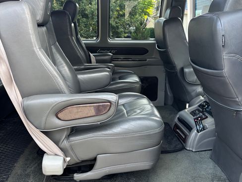 Used 2017 Chevrolet Express 2500 RWD image 9