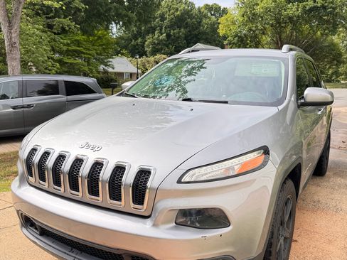 Used 2016 Jeep Cherokee Latitude FWD image 8