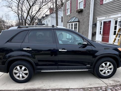 Used 2011 Kia Sorento LX w/ Convenience Pkg image 2