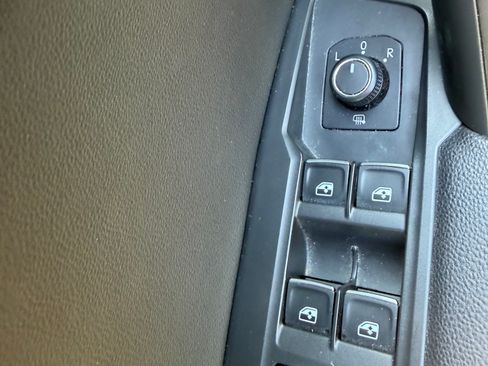 Used 2018 Volkswagen Tiguan SE FWD image 17
