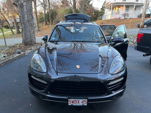 Used 2014 Porsche Cayenne Turbo S image 4