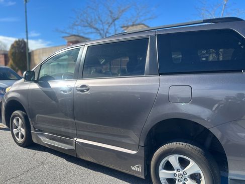 Used 2020 Toyota Sienna LE image 2