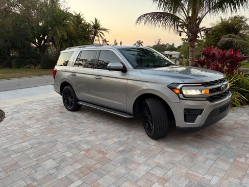 Used 2022 Ford Expedition XLT RWD image 1