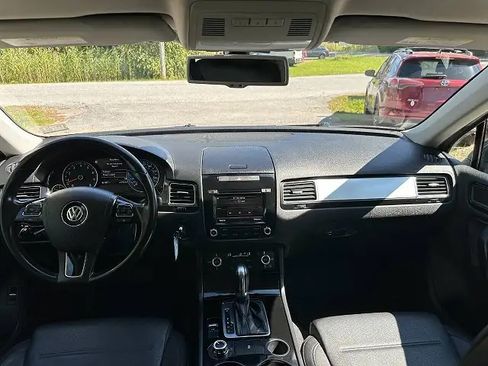 Used 2012 Volkswagen Touareg Sport AWD/4WD image 22