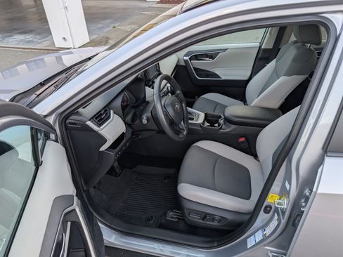 Used 2021 Toyota RAV4 XLE image 18