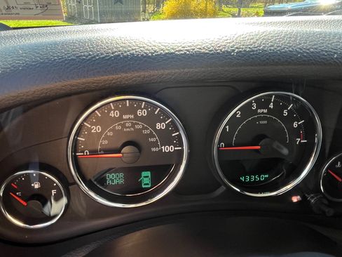 Used 2017 Jeep Wrangler Unlimited Sahara w/ Connectivity Group image 9