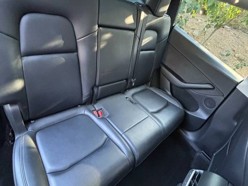 Used 2022 Tesla Model Y Long Range image 12