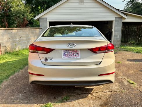 Used 2017 Hyundai Elantra SE FWD image 4