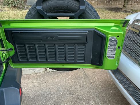 Used 2018 Jeep Wrangler Unlimited Sahara image 16