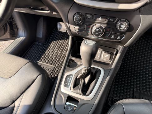 Used 2018 Jeep Cherokee Latitude Plus w/ Comfort/Convenience Group image 19