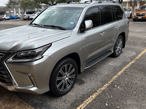 Used 2017 Lexus LX 570 4WD w/ Luxury Package image 2