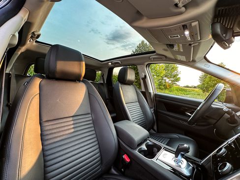 Used 2023 Land Rover Discovery Sport SE image 13