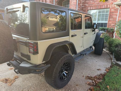 Used 2017 Jeep Wrangler Unlimited Rubicon w/ Connectivity Group AWD/4WD image 6