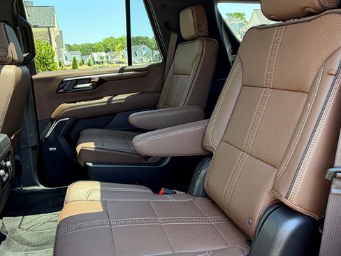 Used 2025 Chevrolet Tahoe High Country AWD/4WD image 10