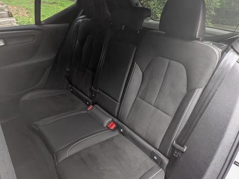 Used 2022 Volvo XC40 T5 R-Design image 18