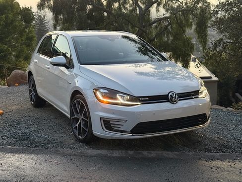 Used 2019 Volkswagen e-Golf SEL Premium image 1