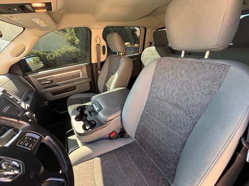 Used 2019 RAM 1500 Classic SLT w/ Luxury Group image 5