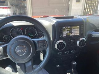 Used 2016 Jeep Wrangler Unlimited Sahara w/ Connectivity Group AWD/4WD image 23